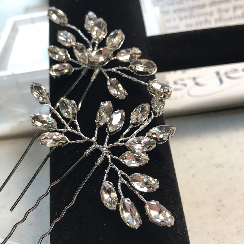 2Beautiful✨Sparkling Hair Pins✨Light up any💫✨✨
